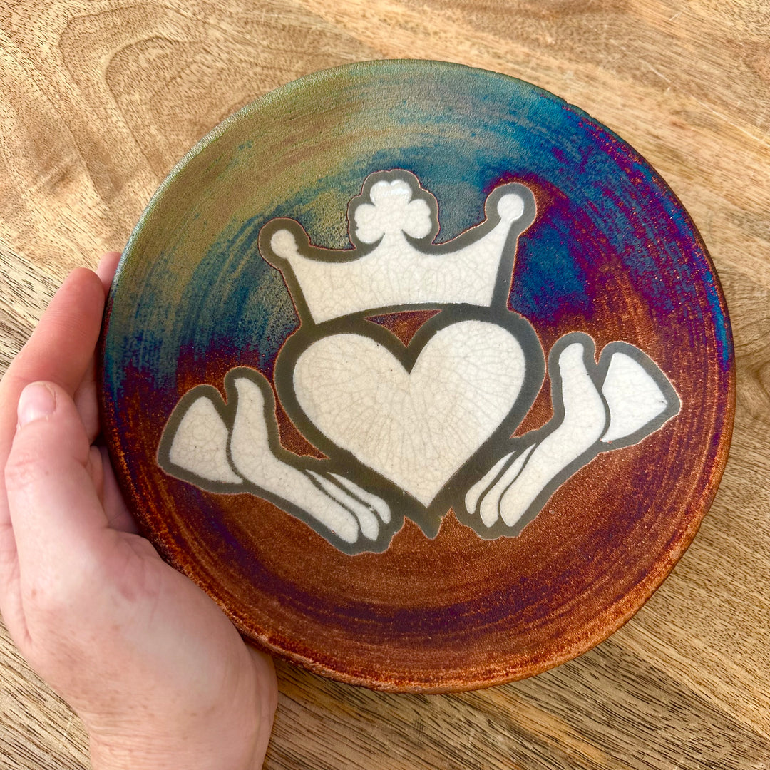 Medium Silhouette Plate Claddagh