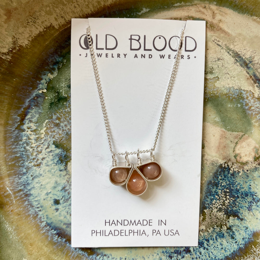 Tobiko Clover Necklace Small Sterling Silver + Peach Moonstone