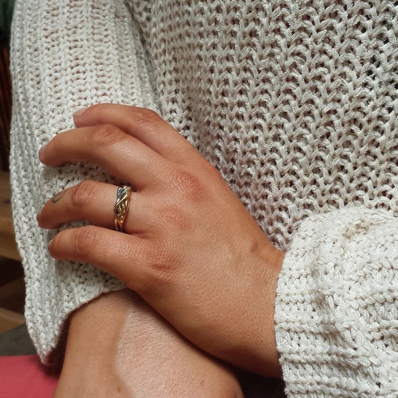 Man Woman Embrace Ring SG 6