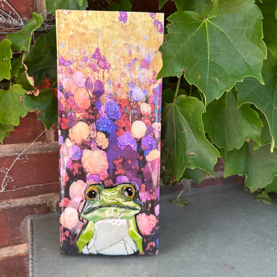 Frog &amp; Hydrangeas Totem