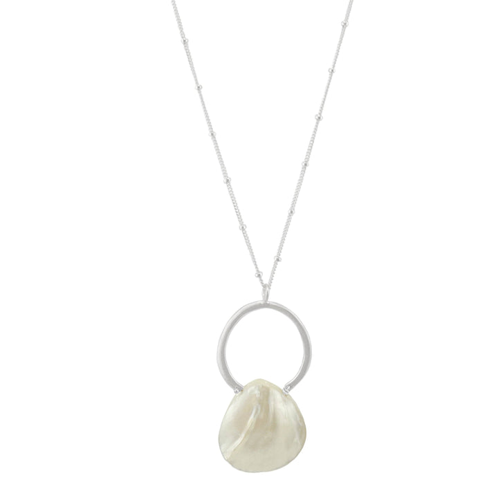 Circle with white mother of pearl drop necklace Silver