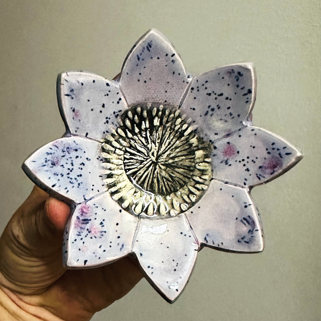 Medium Purple Daisy Dishes