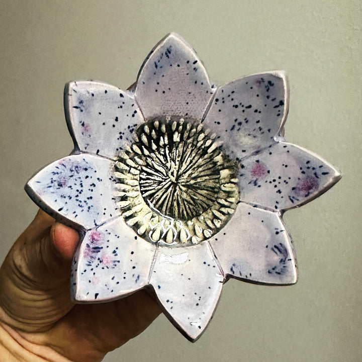 Medium Purple Daisy Dishes