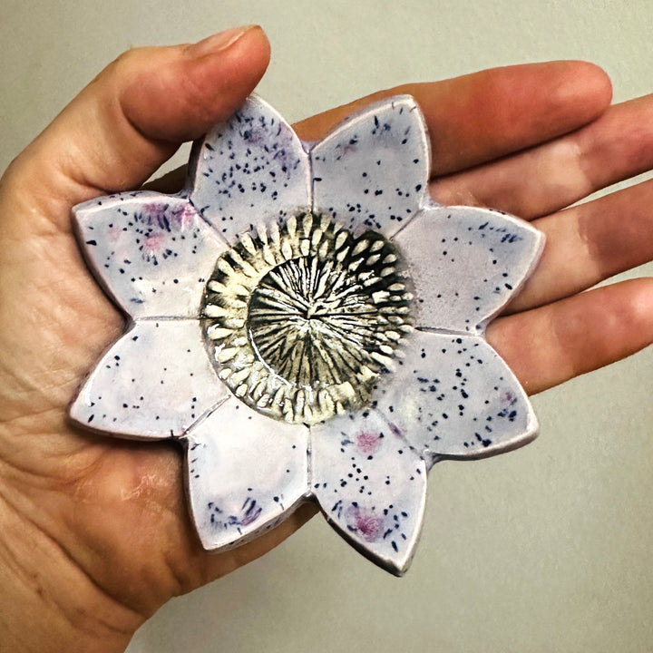 Medium Purple Daisy Dishes