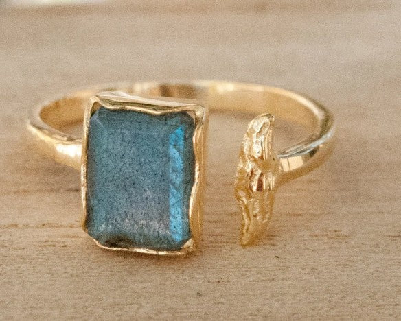 Marina Ring Labradorite Gold
