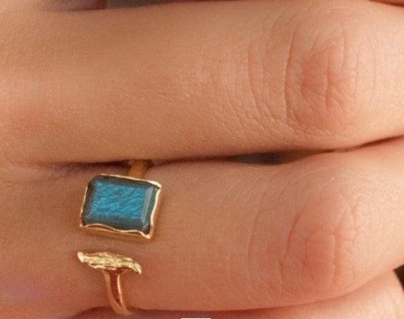 Marina Ring Labradorite Gold