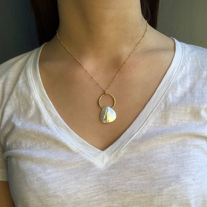 Circle with white mother of pearl drop necklace Silver